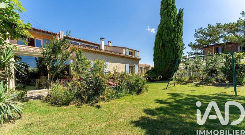 Maison - 212 m² - 9 pièces