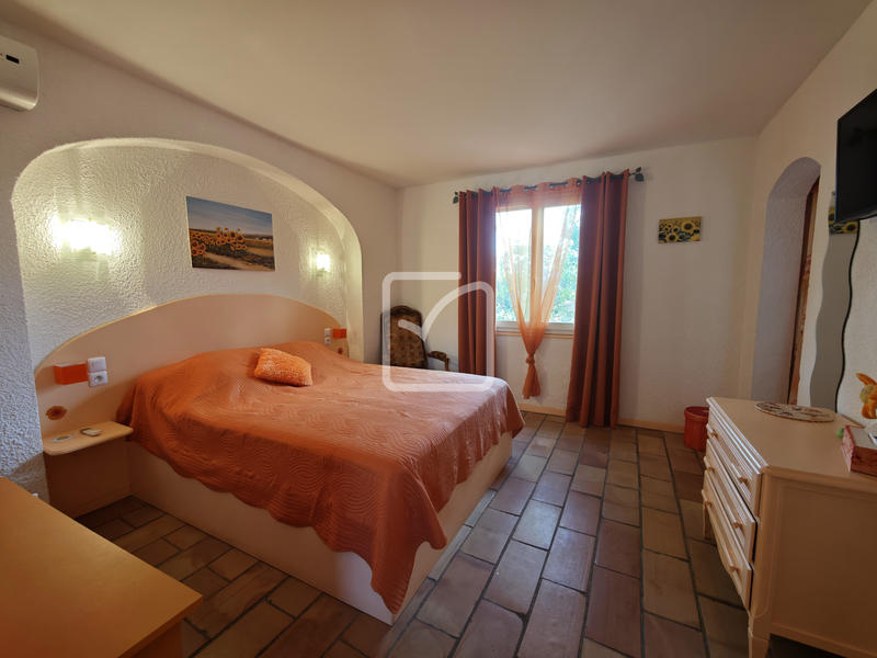 Propriété - 470 m² - 10 pièces