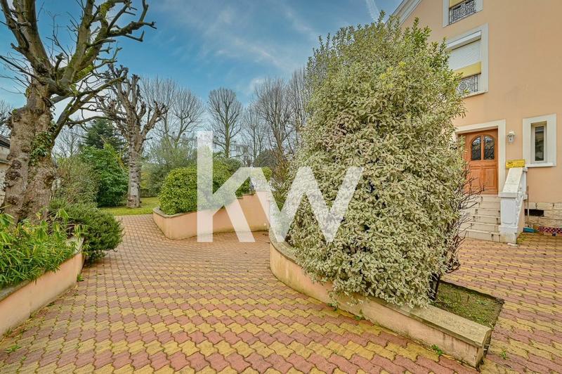 Maison - 230 m² - 8 pièces