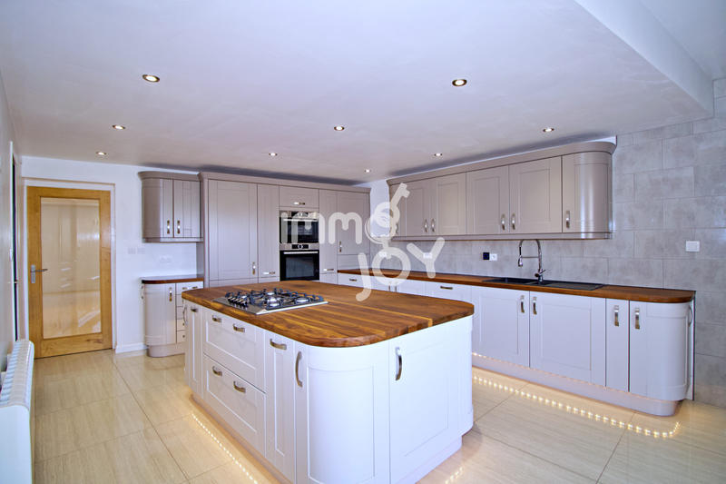 Maison - 229 m² - 7 pièces