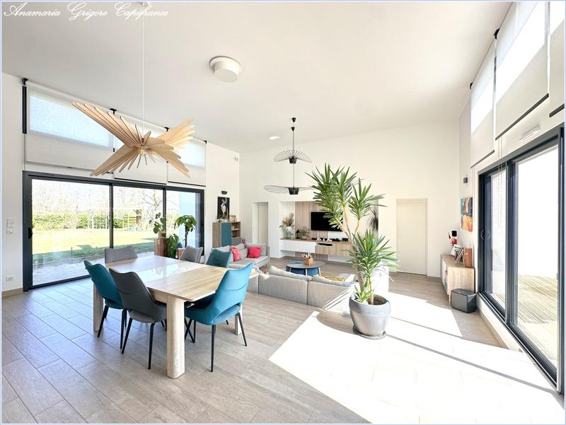 Maison - 220 m² - 10 pièces