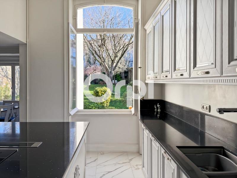 Maison - 350 m² - 11 pièces