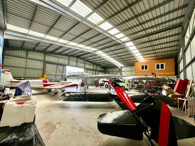 Hangar - 570 m² - 4 pièces
