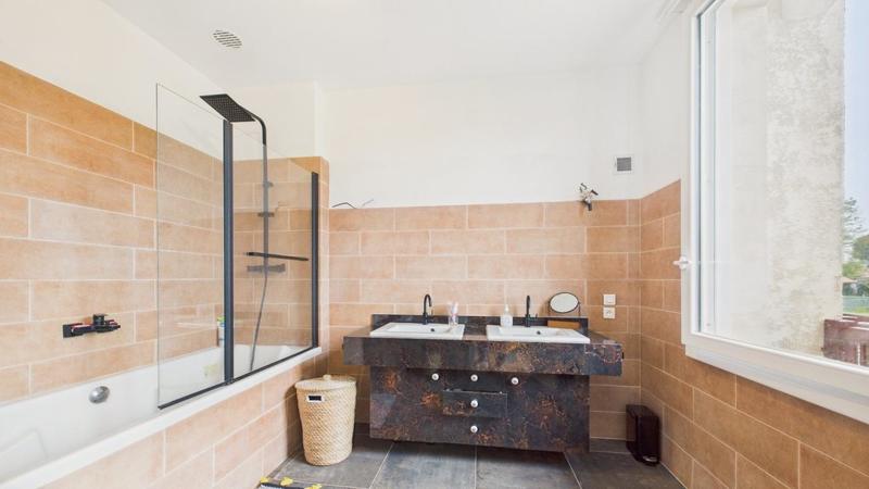 Maison - 256 m² - 9 pièces