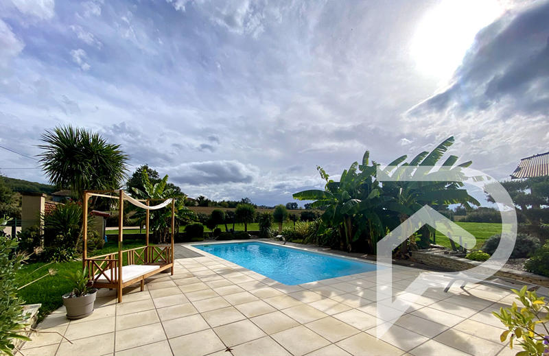 Maison - 215 m² - 8 pièces