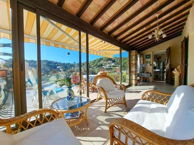 Villa - 234 m² - 9 pièces