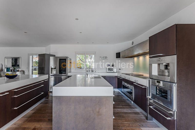 Maison - 350 m² - 11 pièces