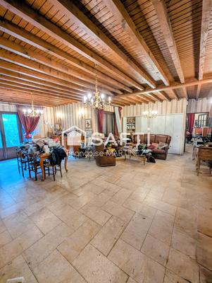Maison - 250 m² - 8 pièces