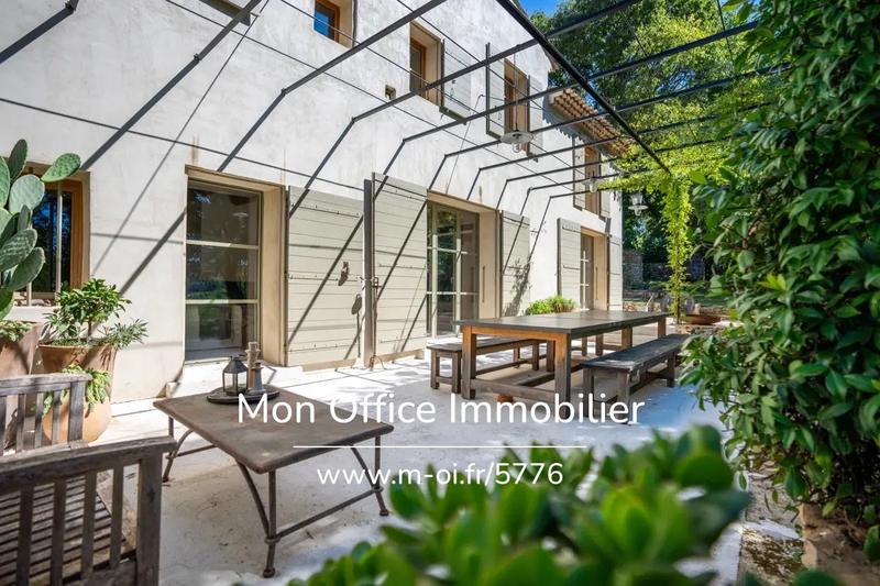 Propriété - 475 m² - 10 pièces