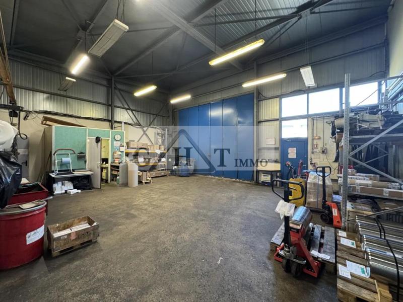 Entrepôt - 1 850 m²