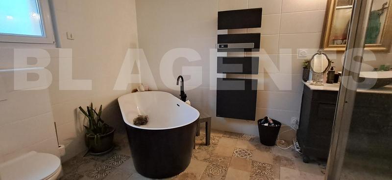 Maison - 239 m² - 10 pièces