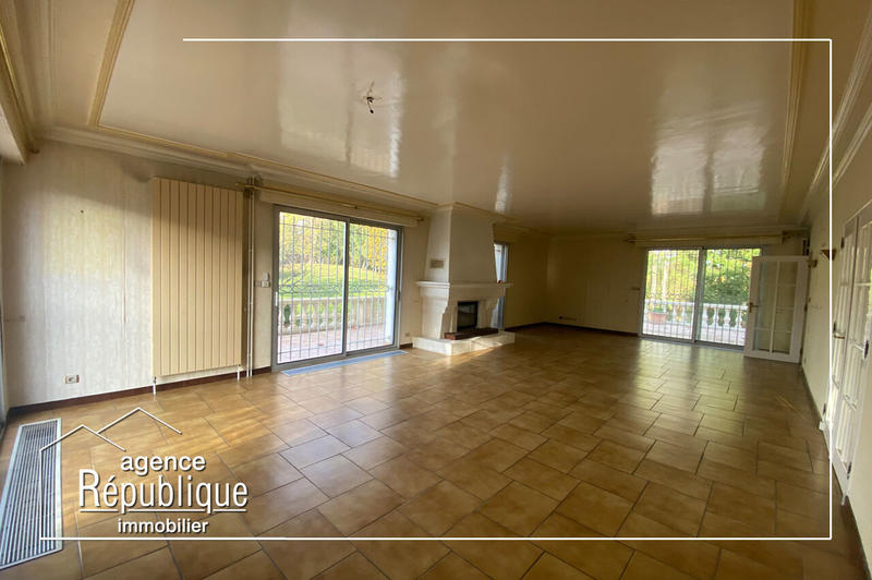 Maison - 275 m² - 9 pièces