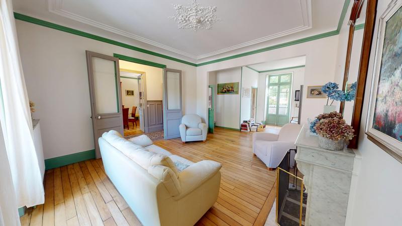 Maison - 201 m² - 7 pièces