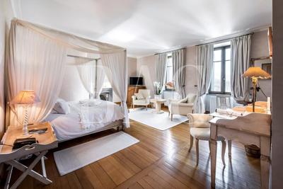 Château - 1 290 m² - 12 pièces