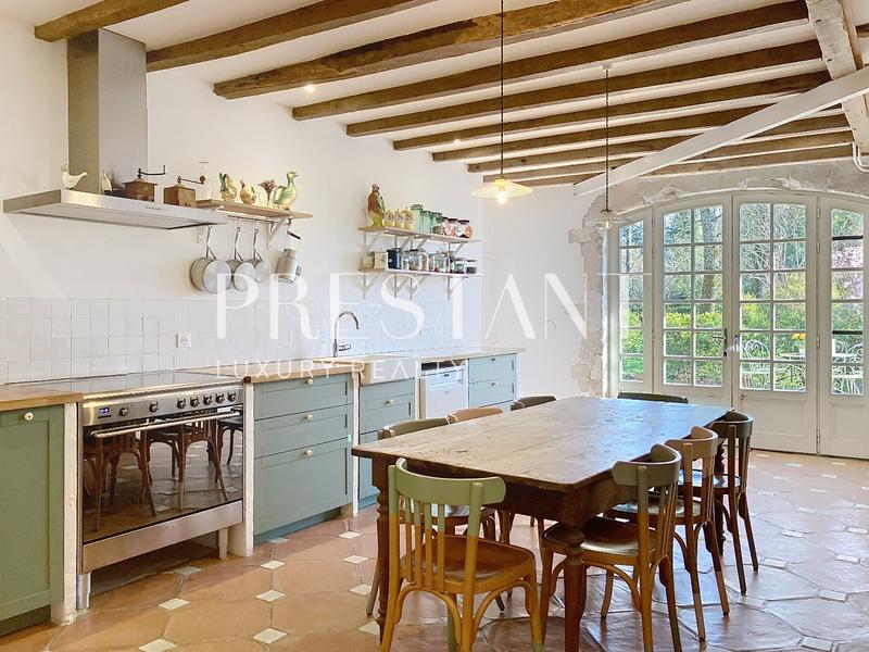 Maison - 415 m² - 10 pièces