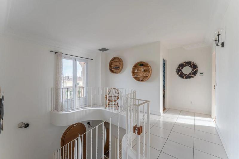 Maison - 232 m² - 8 pièces