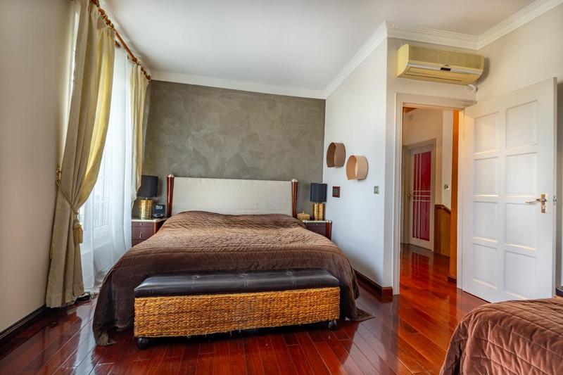 Maison - 263 m² - 8 pièces