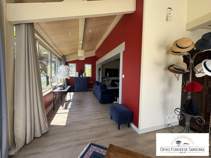 Maison traditionnelle - 240 m² - 8 pièces