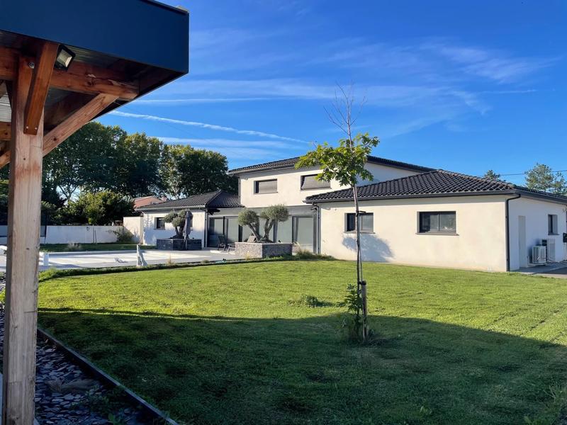 Villa - 243 m² - 9 pièces