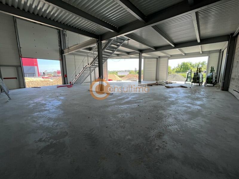 Local d'activité / Entrepôt - 273 m²