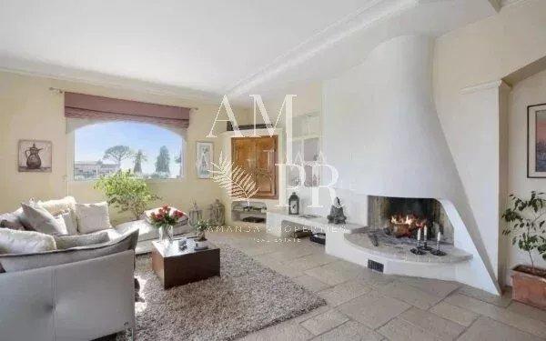 Maison - 250 m² - 6 pièces