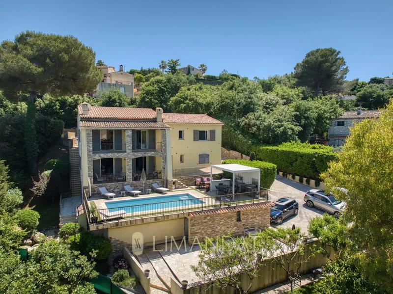 Propriété - 255 m²