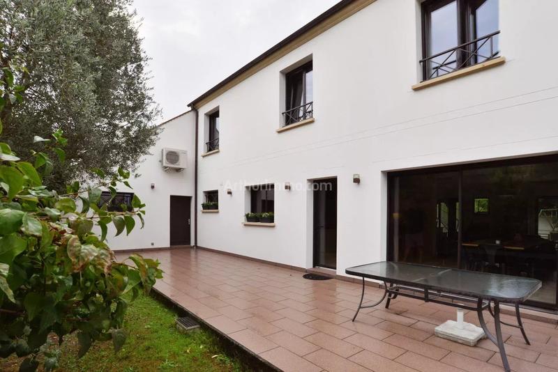 Maison - 210 m² - 7 pièces