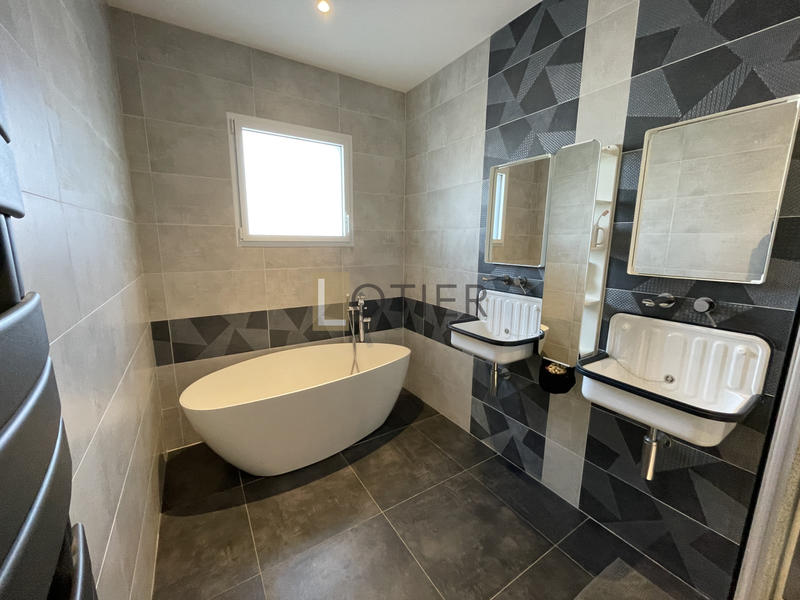 Maison - 240 m² - 5 pièces