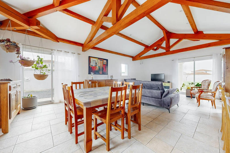 Maison - 222 m² - 8 pièces