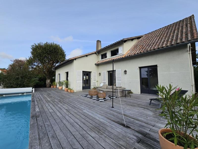 Maison - 273 m² - 10 pièces