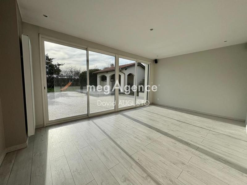 Maison - 248 m² - 8 pièces