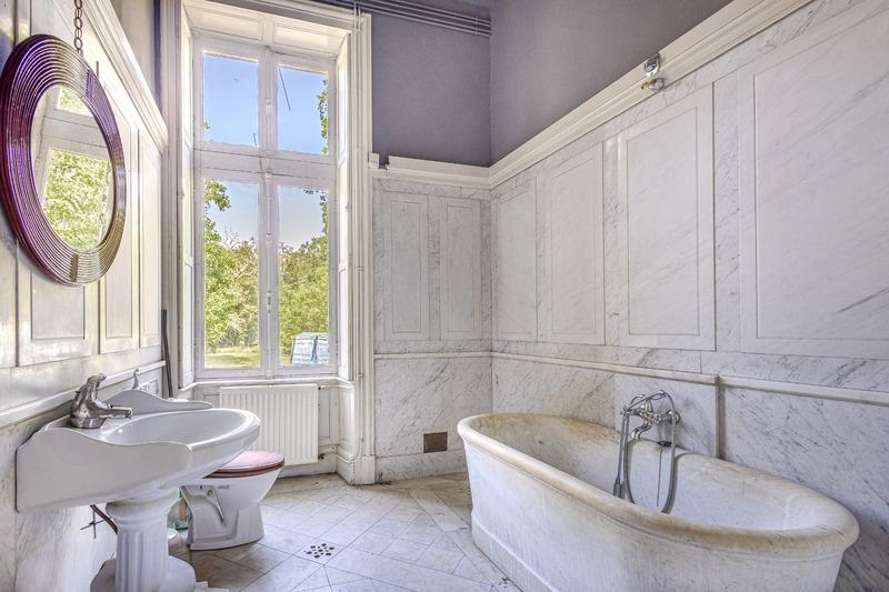 Château - 1 174 m² - 30 pièces