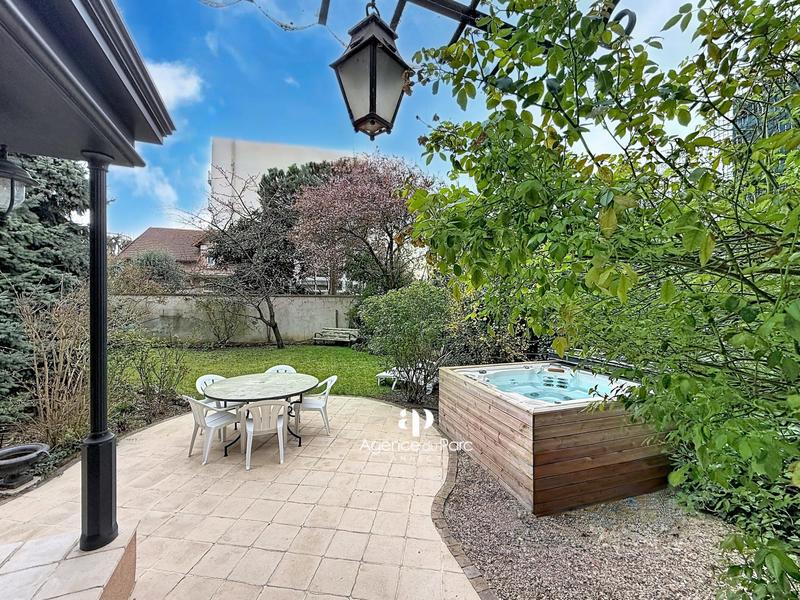 Maison - 272 m² - 8 pièces