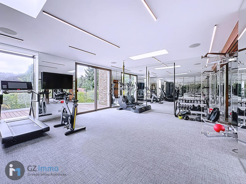 Maison - 942 m² - 9 pièces