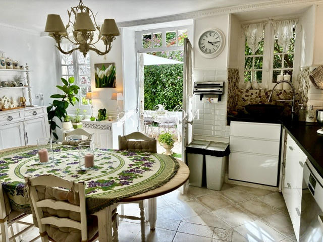 Demeure - 228 m² - 9 pièces