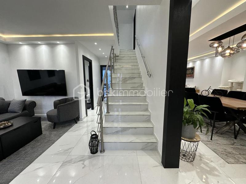 Maison - 140 m² - 8 pièces