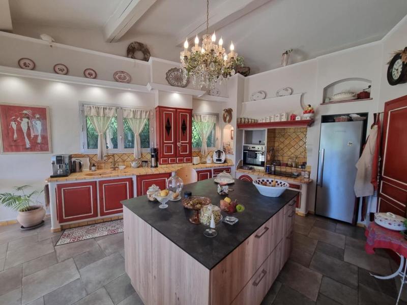 Maison - 256 m² - 5 pièces