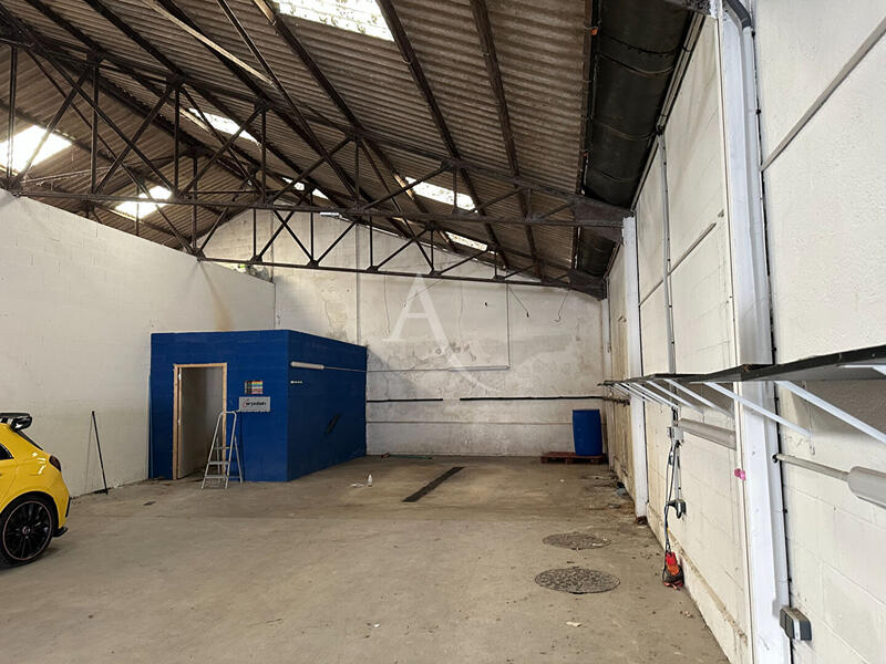 Local d'activité / Entrepôt - 208 m²