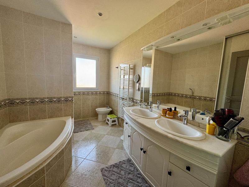 Maison - 230 m² - 8 pièces