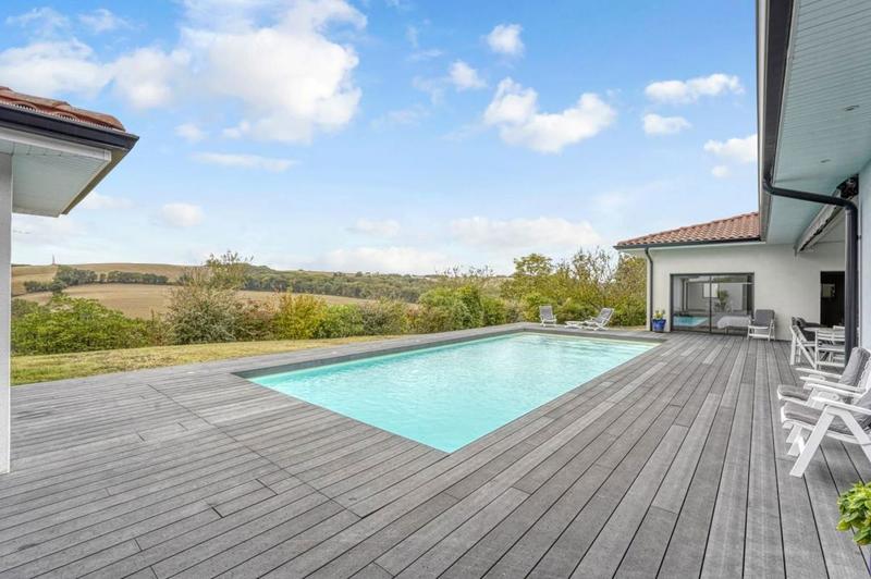 Propriété - 253 m² - 6 pièces