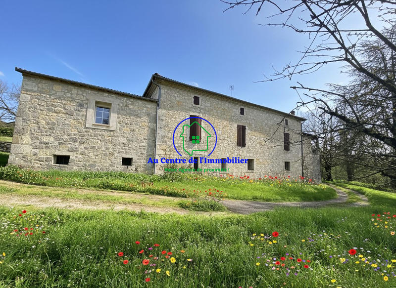 Maison - 230 m² - 8 pièces