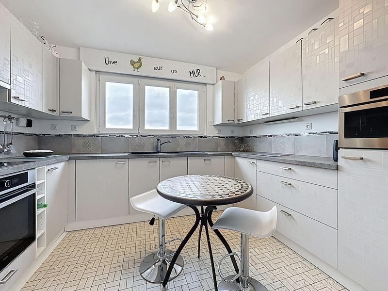 Maison - 230 m² - 9 pièces