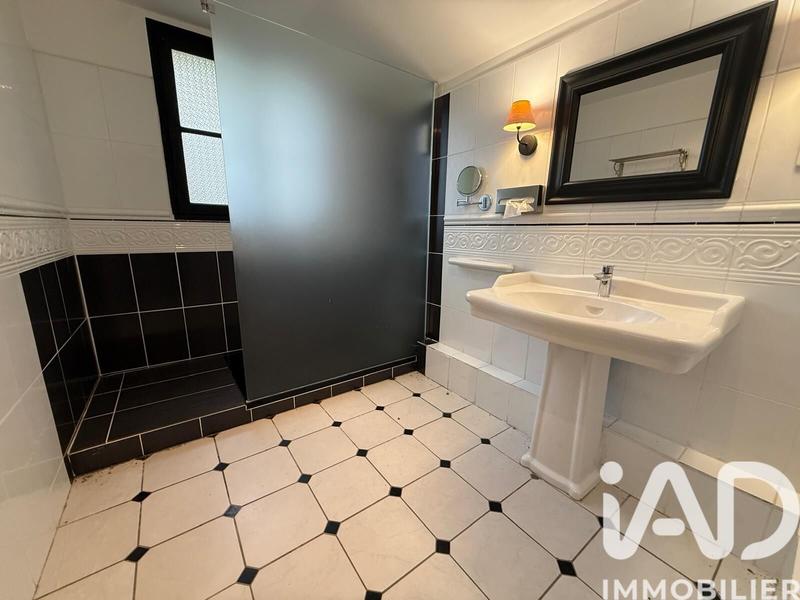 Maison - 370 m² - 18 pièces