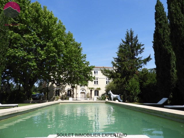 Propriété - 390 m² - 9 pièces