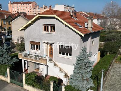 Maison - 208 m² - 11 pièces