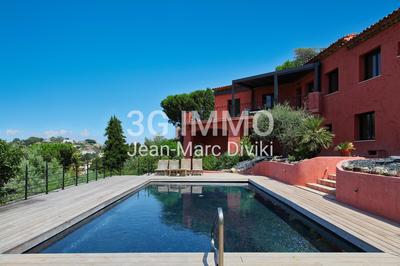 Maison - 330 m² - 9 pièces