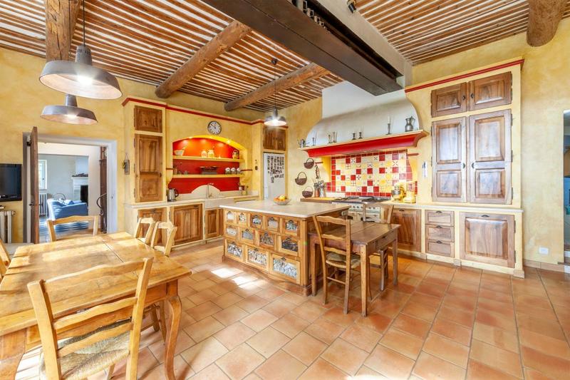 Propriété - 341 m² - 9 pièces