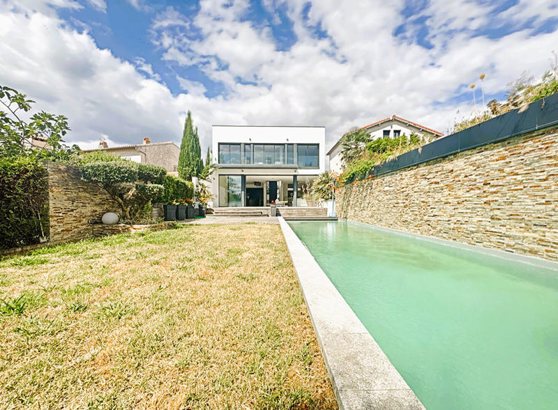 Maison - 328 m² - 5 pièces