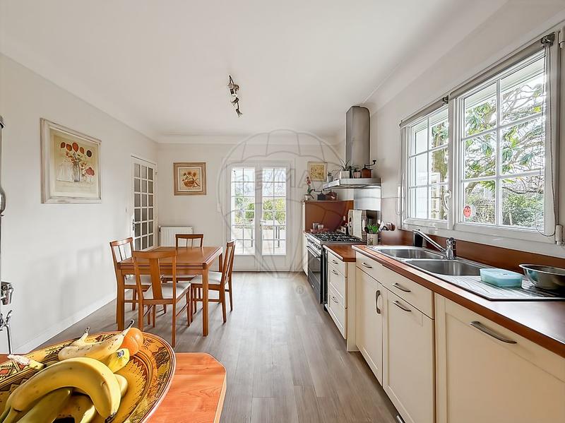 Maison bourgeoise - 211 m² - 4 pièces