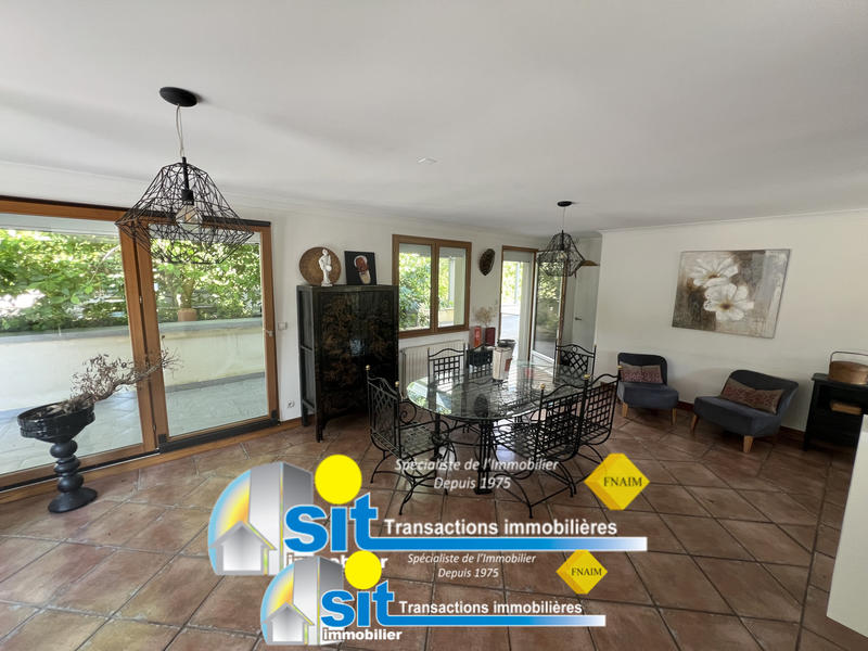 Maison - 270 m² - 9 pièces